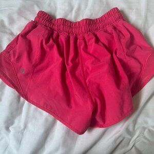 Lululemon Hotty Hot Lowrise 2.5" Shorts - Lipgloss - Size 2